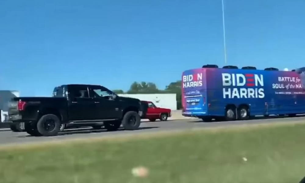 Εκλογές ΗΠΑ: Οπαδοί του Τραμπ παρενόχλησαν λεωφορείο της καμπάνιας του Μπάιντεν